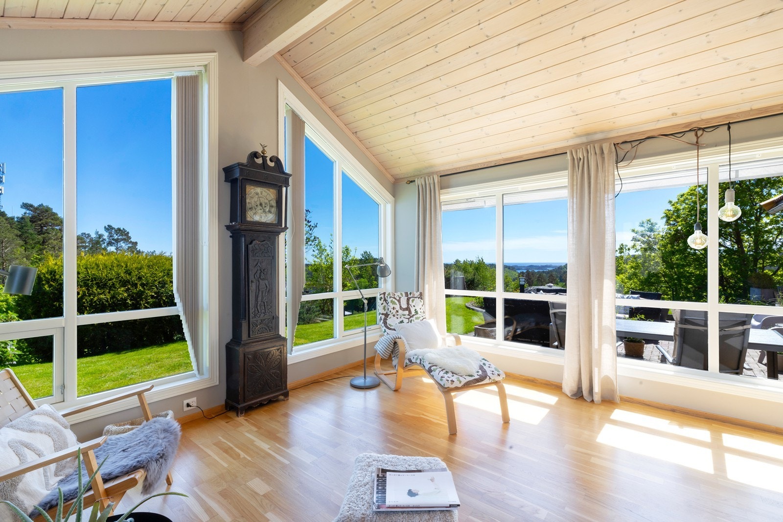 Rikelig med vindusflater som gir godt med lys inn i boligen. Galleribilde