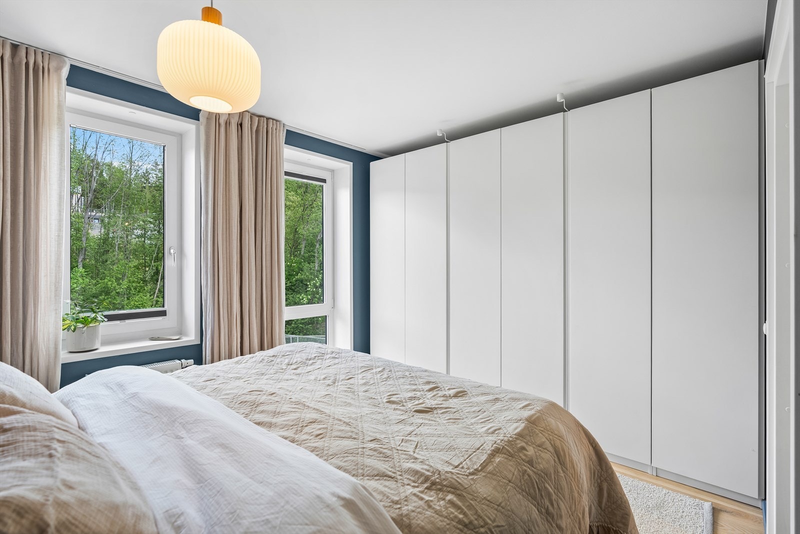 På rommet er det satt opp en stor garderobe med mye lagringsplass. Galleribilde
