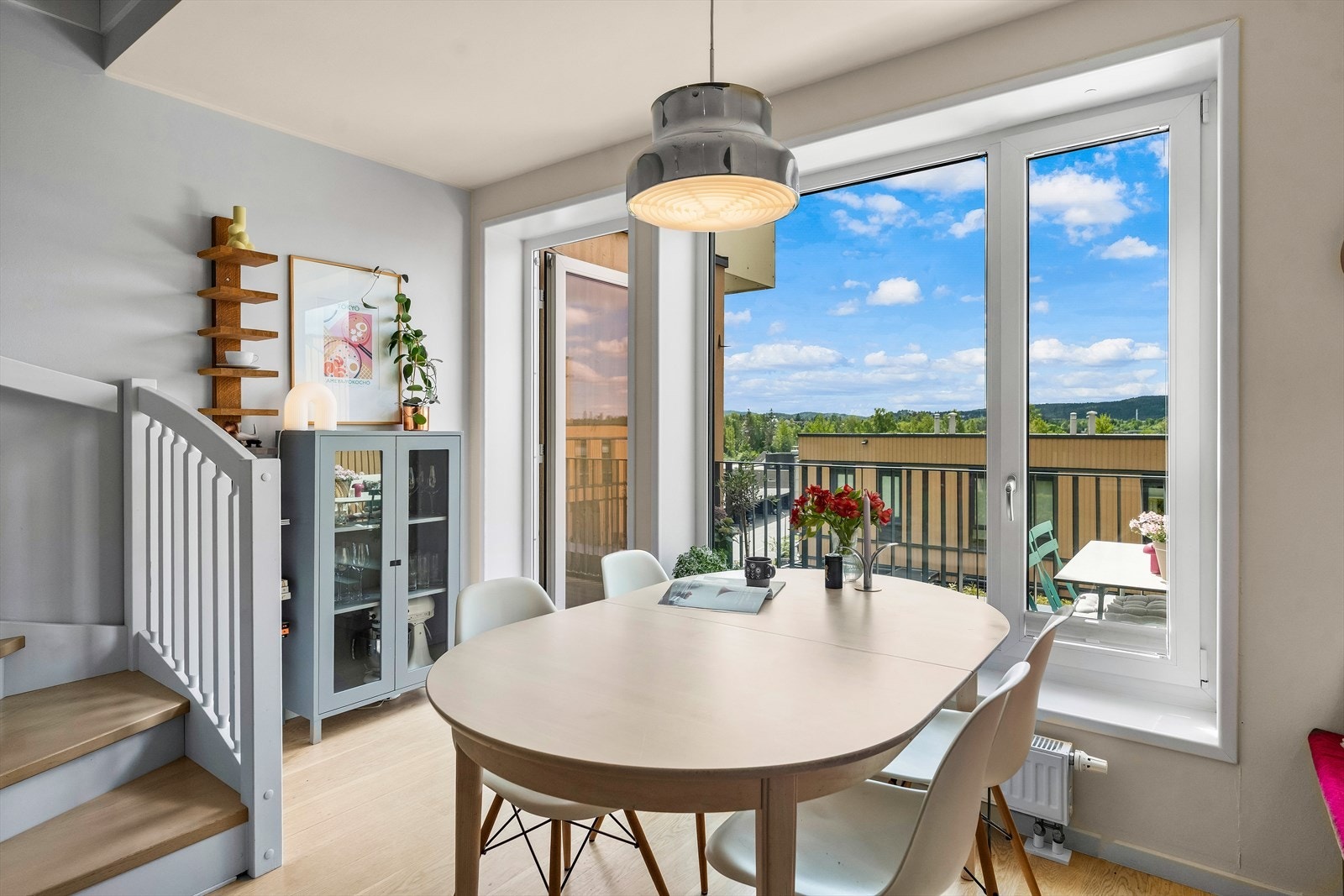 De store vindusflatene slipper inn rikelig med naturlig lys. Galleribilde