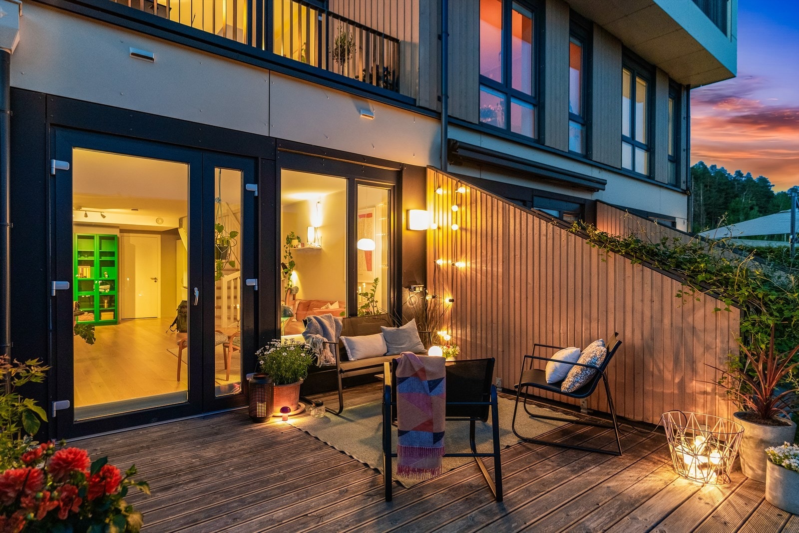 Her ute er det god plass til sittegruppe, grill og øvrig møblering. Galleribilde