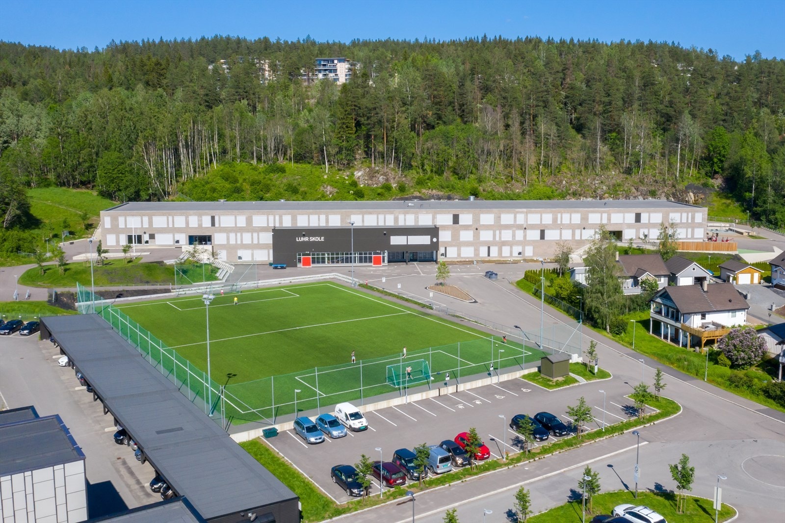 Luhr skole (1-7 trinn) ligger rett ved feltet. Nyere, moderne barneskole. Framtia barnehage finner du også her. Galleribilde