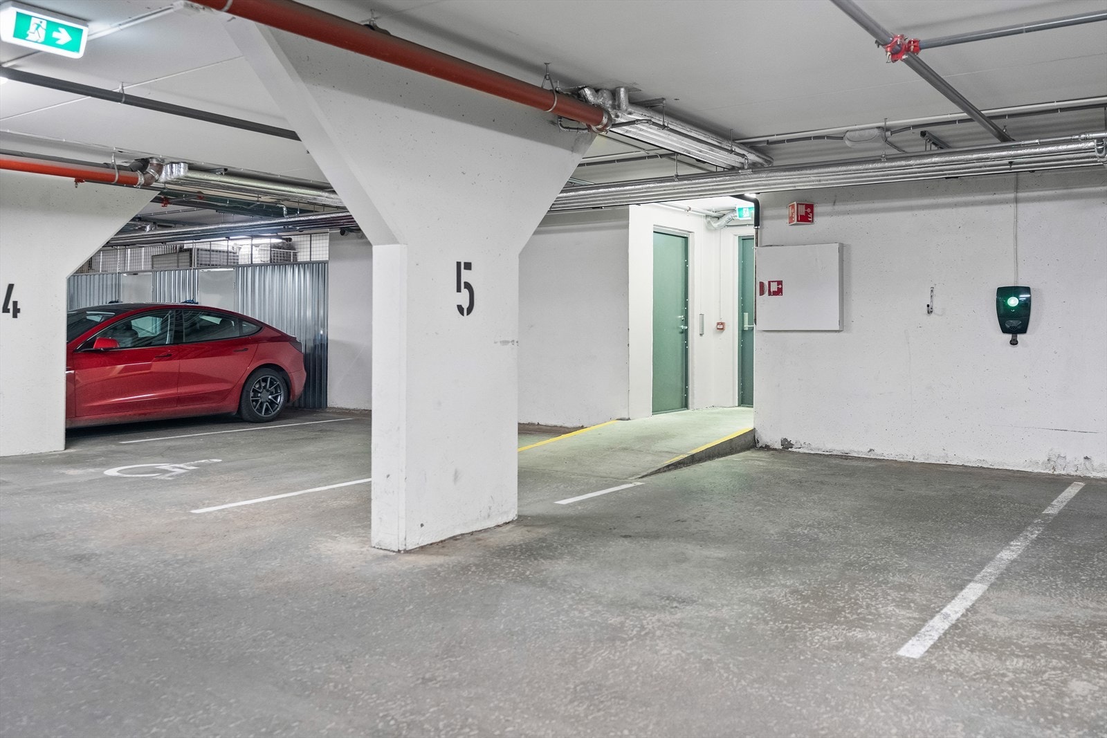 Zapteclader på parkeringsplass i garasjen (app og brikke). Galleribilde