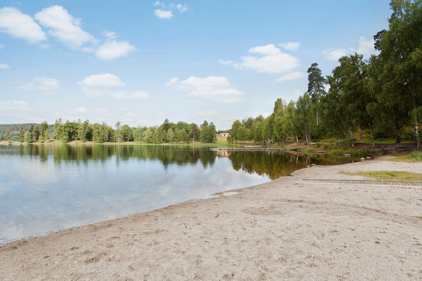 Badeplassen ved Bogstadvannet er et populært utfartssted. Her kan man kombinere badetur med en tur inn i marka, eller på stien langs Lysakerelva. Galleribilde