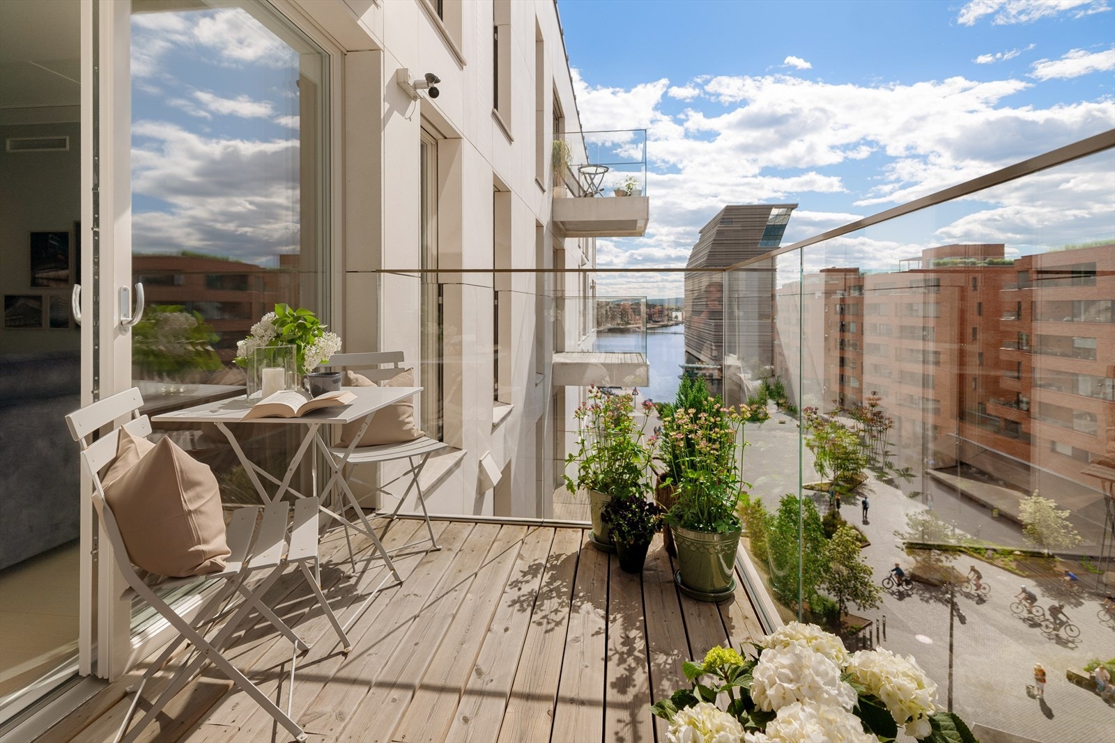 Den flotte terrassen ligger vestvendt og solen kan derfor nytes langt utover ettermiddagen/kvelden. Galleribilde