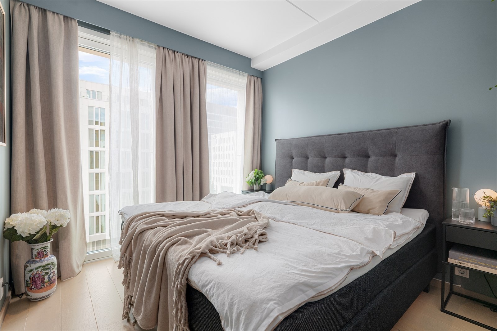 Her får du virkelig hotellfølelsen! Rommet er malt i en harmonisk, dempet grønn fargetone (Midnight green). En farge som får frem andre detaljer i rommet på en delikat måte. Tilpassede gardinbokser med doble gardiner skaper et gjennomført uttrykk. Galleribilde