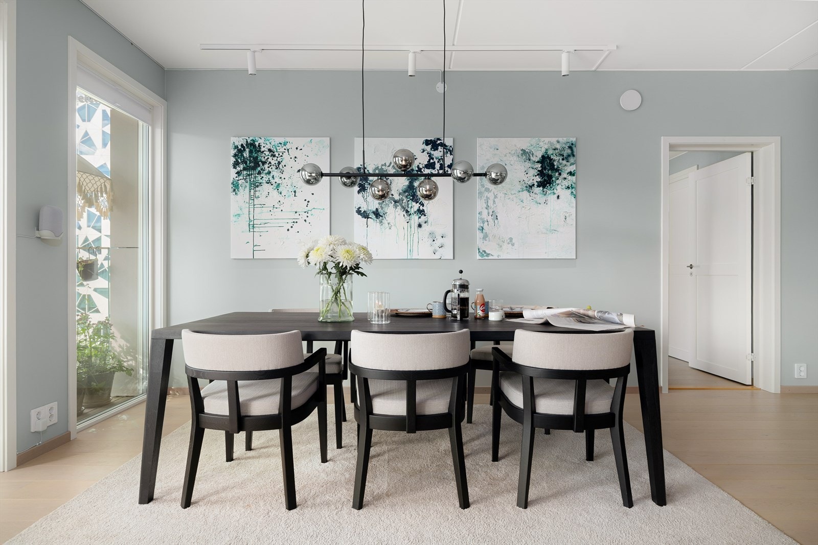 Egen spisestuesone. Her kan du invitere til hyggelige middager med venner eller... Galleribilde