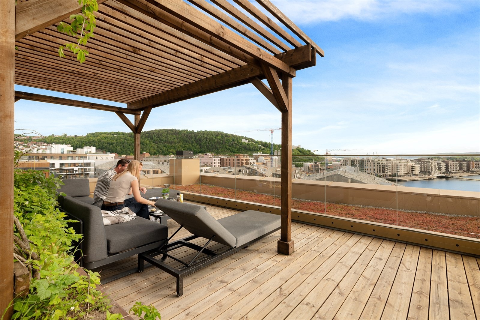 Terrassene er delt inn i flere lune, private soner utstyrt med skreddersydde solsenger og elegante pergolaer. Galleribilde