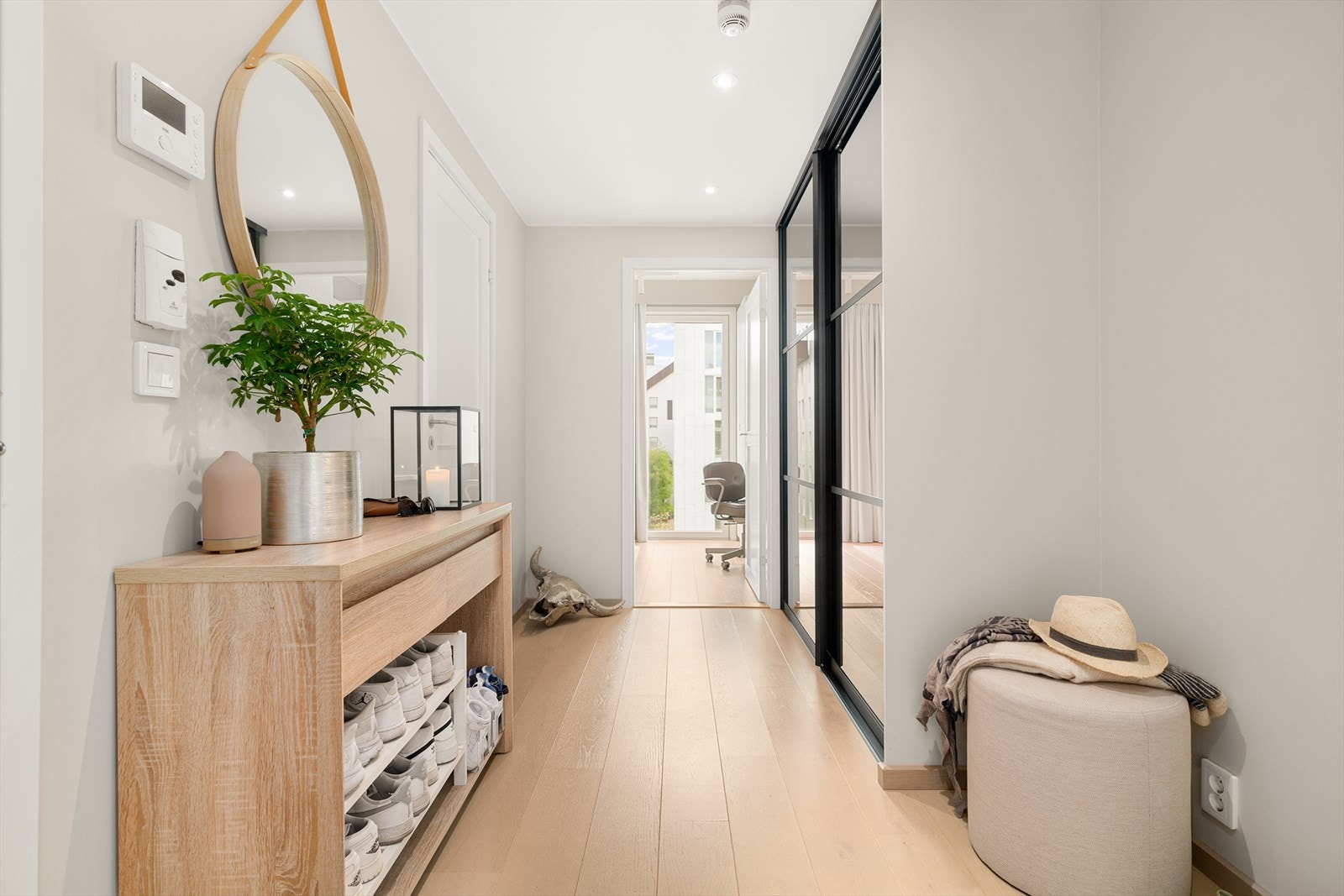 Det er innstallert en spesialtilpasset garderobe fra Garderobemekka med skyvedører, sotet speil og svarte profiler. Det er ellers plass til flere oppbevaringsmøbler langs veggene. Galleribilde