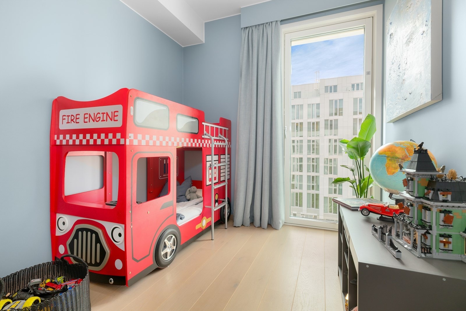 Soverom 2 - Dette ligger vegg i vegg med hovedsoverommet og er i dag innredet og benyttet som et barnerom. Galleribilde