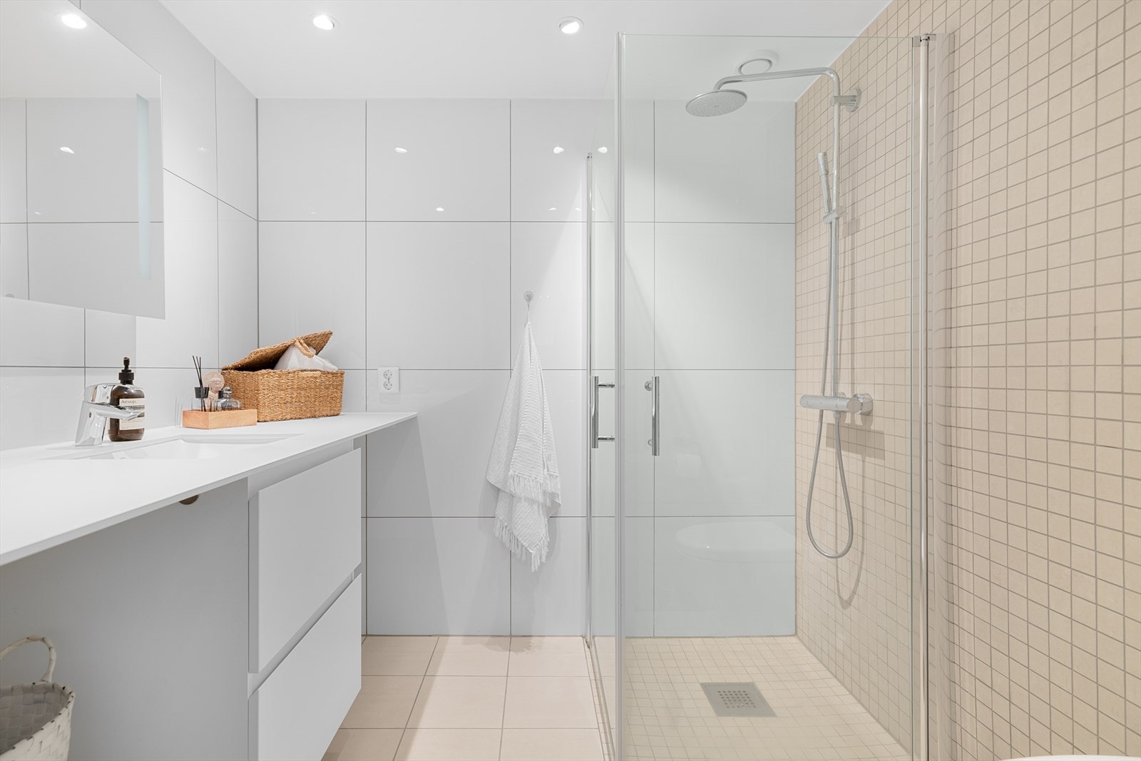 Deilig og praktisk med en-suite bad! Det lekre baderommet er lyst og tidløst med en moderne, stilren baderomsinnredning. Galleribilde