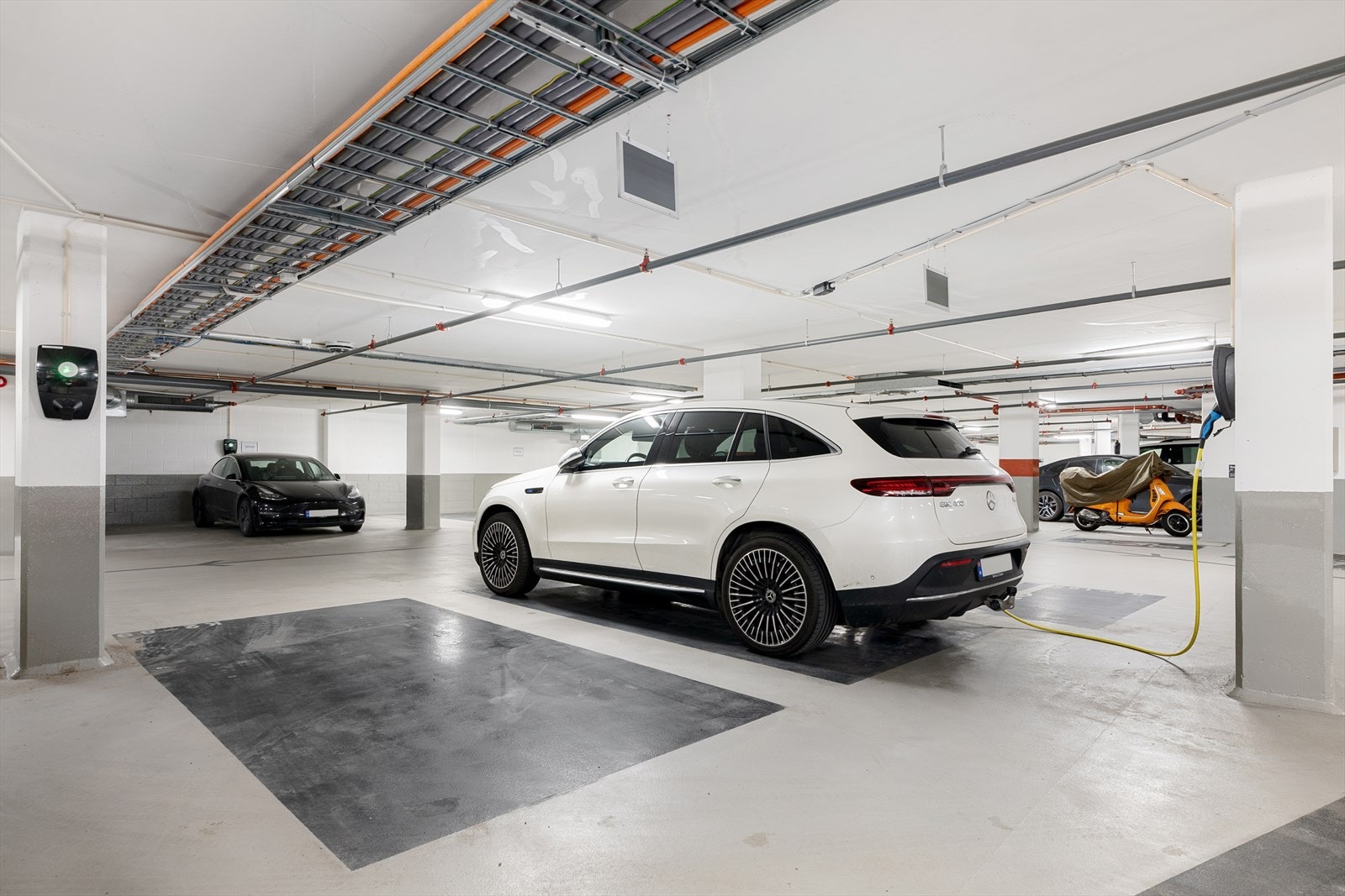 2 parkeringsplasser med elbil-lader i sameiet Bispevika nord kan kjøpes av selger. P-plassene er ikke inkludert i prisantydningen. Fastpris kr 1.500.000,- pr plass. Galleribilde