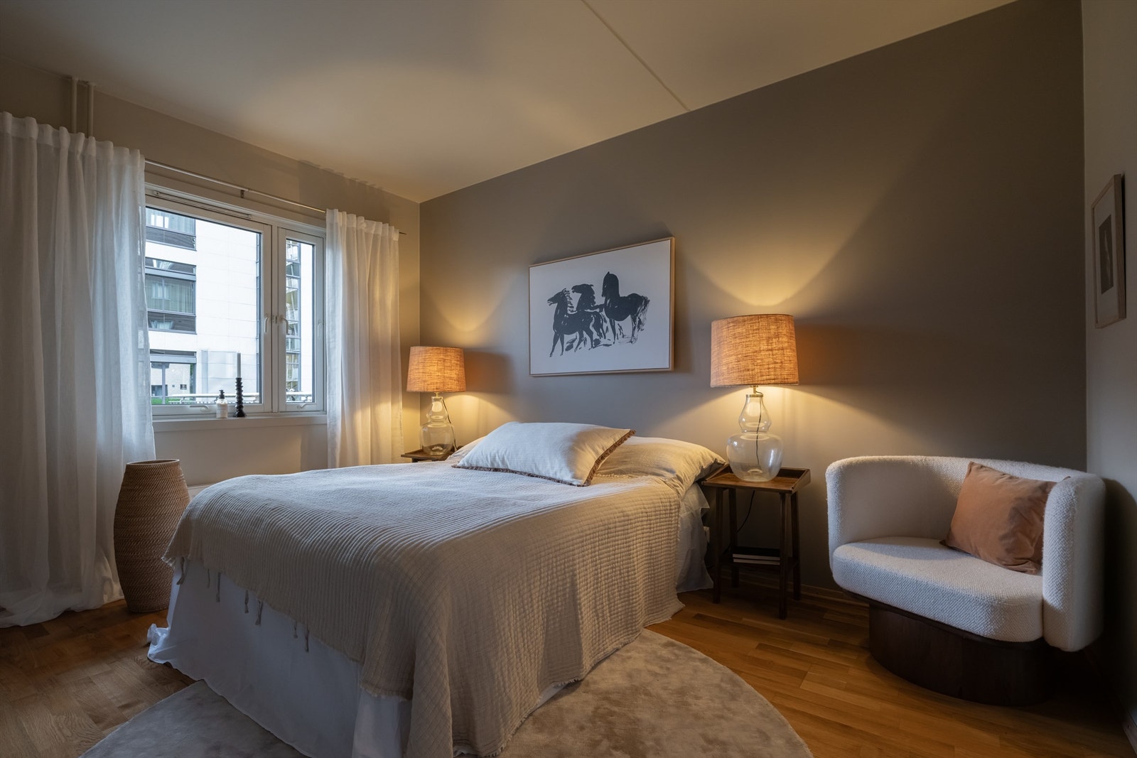 Stort og behagelig soverom med god plass til dobbeltseng og nattbord Galleribilde