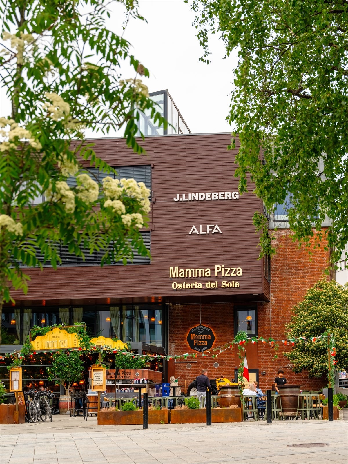 I nærområdet finner du et godt utvalg av hyggelige kaféer, lunsjbarer og restauranter som hyggelige Mamma Pizza Nydalen Galleribilde