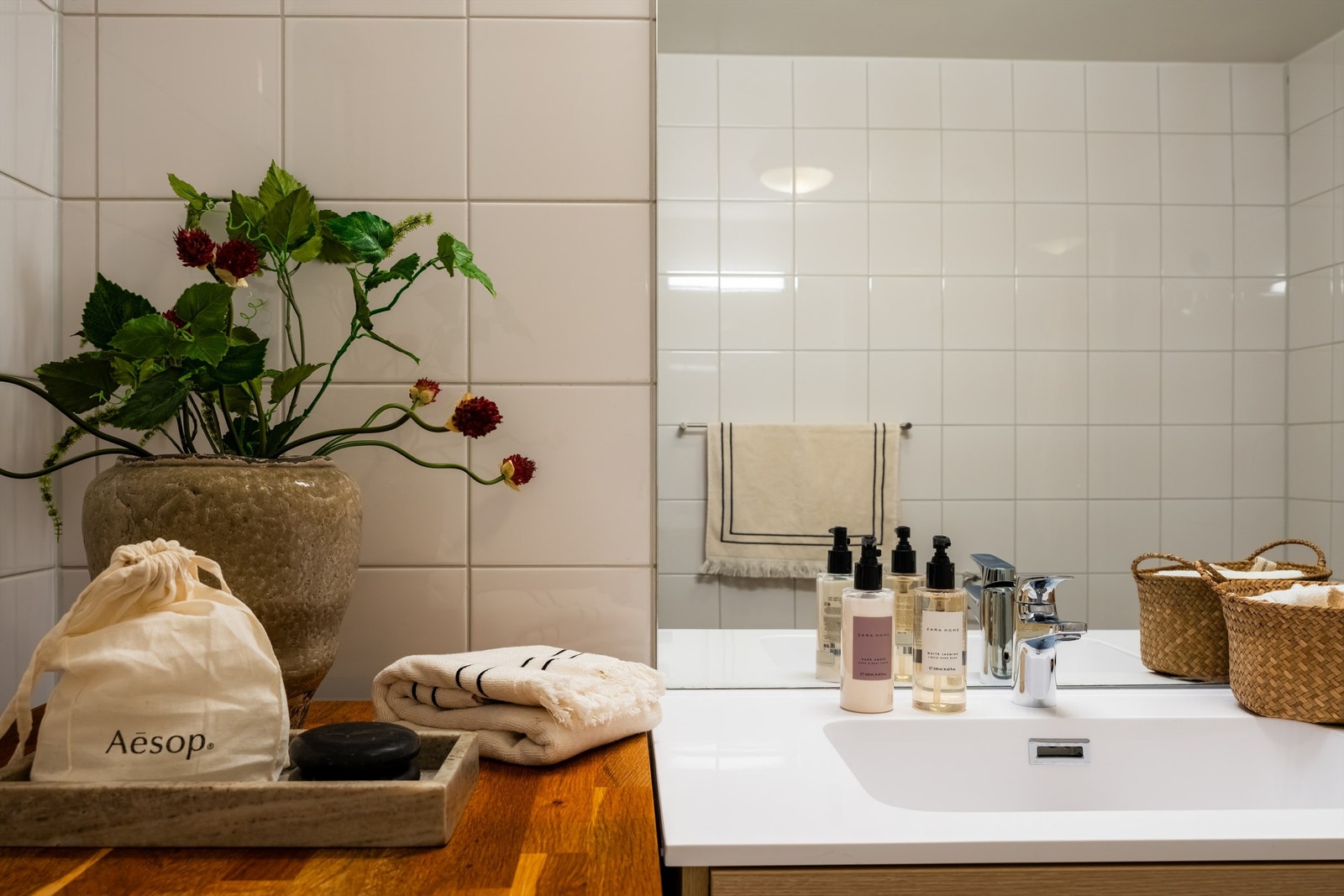 Tidsriktig innredning med lekker vegghengt servantinnredning og stort speil med overlys Galleribilde