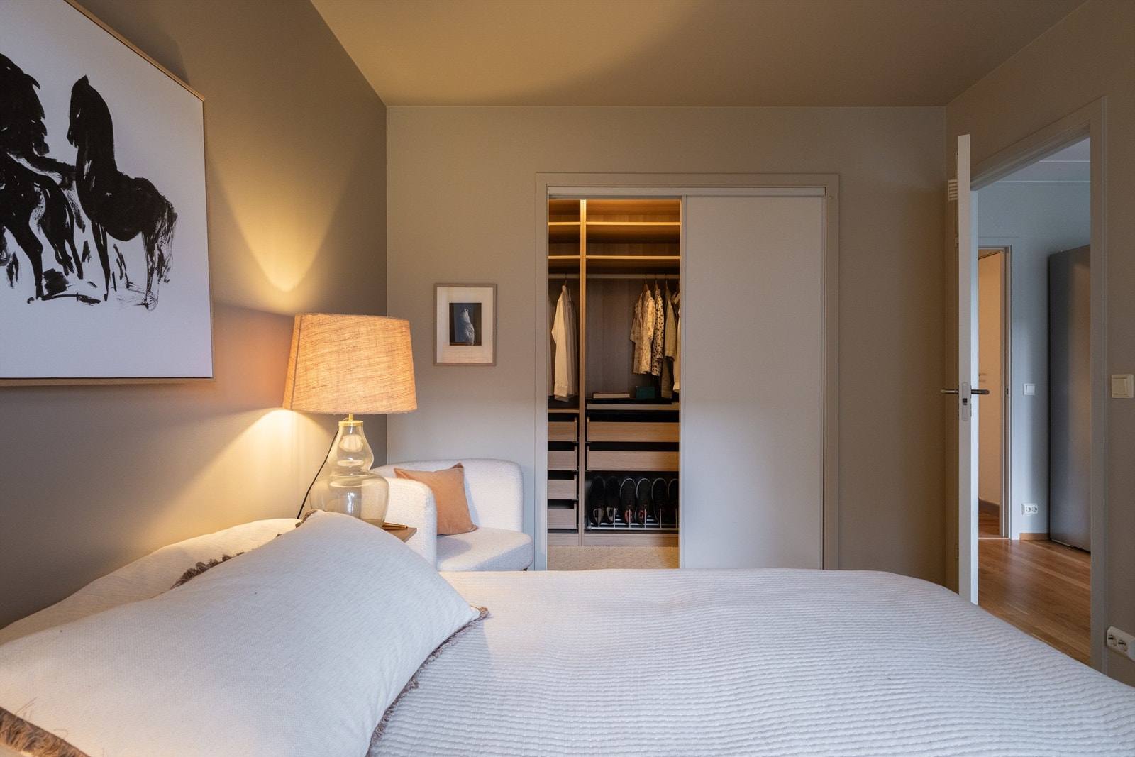 Fra soverommet er det også adkomst gjennom skyvedør til en innvendig bod som fungerer ypperlig til et walk-in-closet Galleribilde