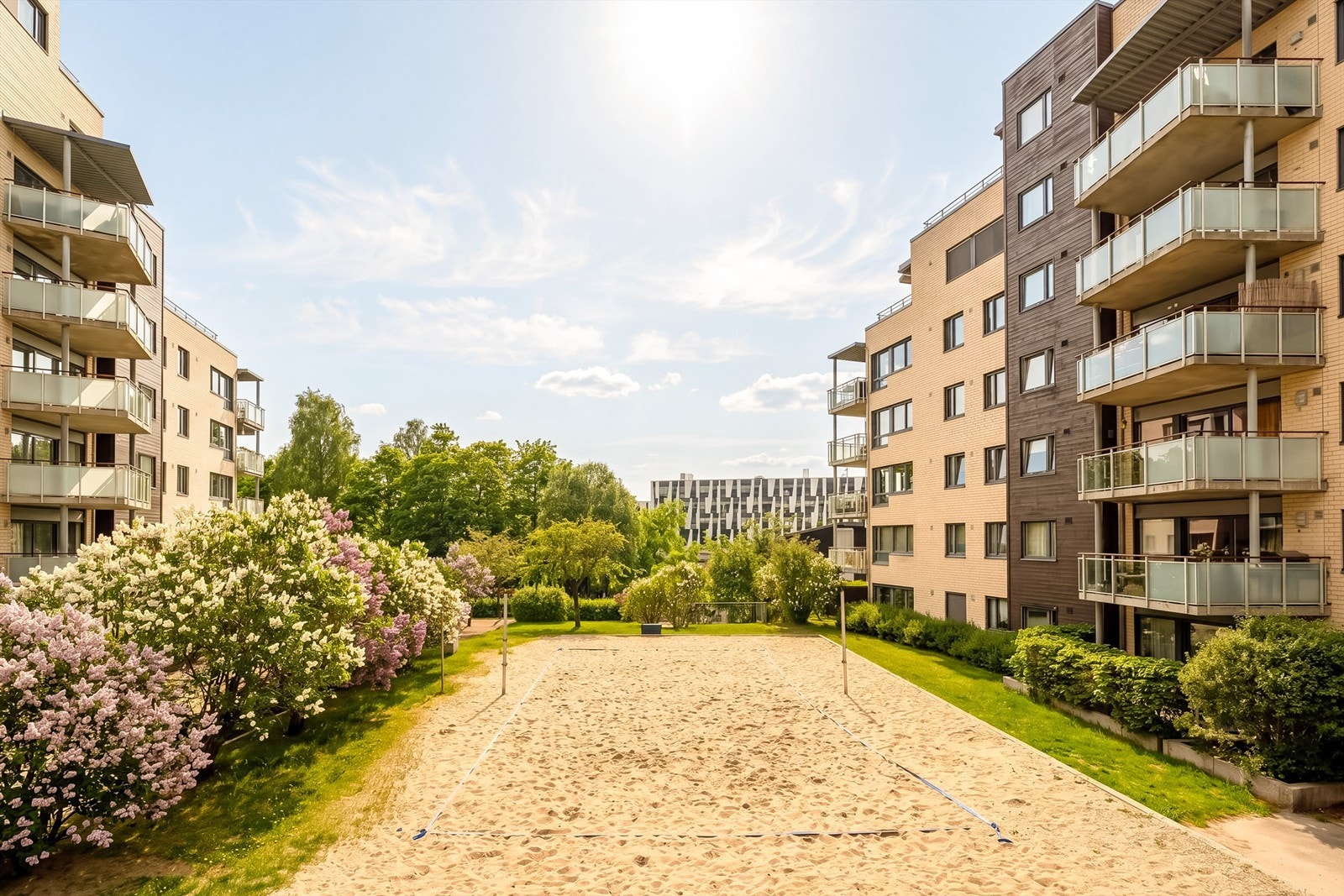 Populære Solsiden har frodige felles uteområder med blant annet sandvolleyballbane Galleribilde