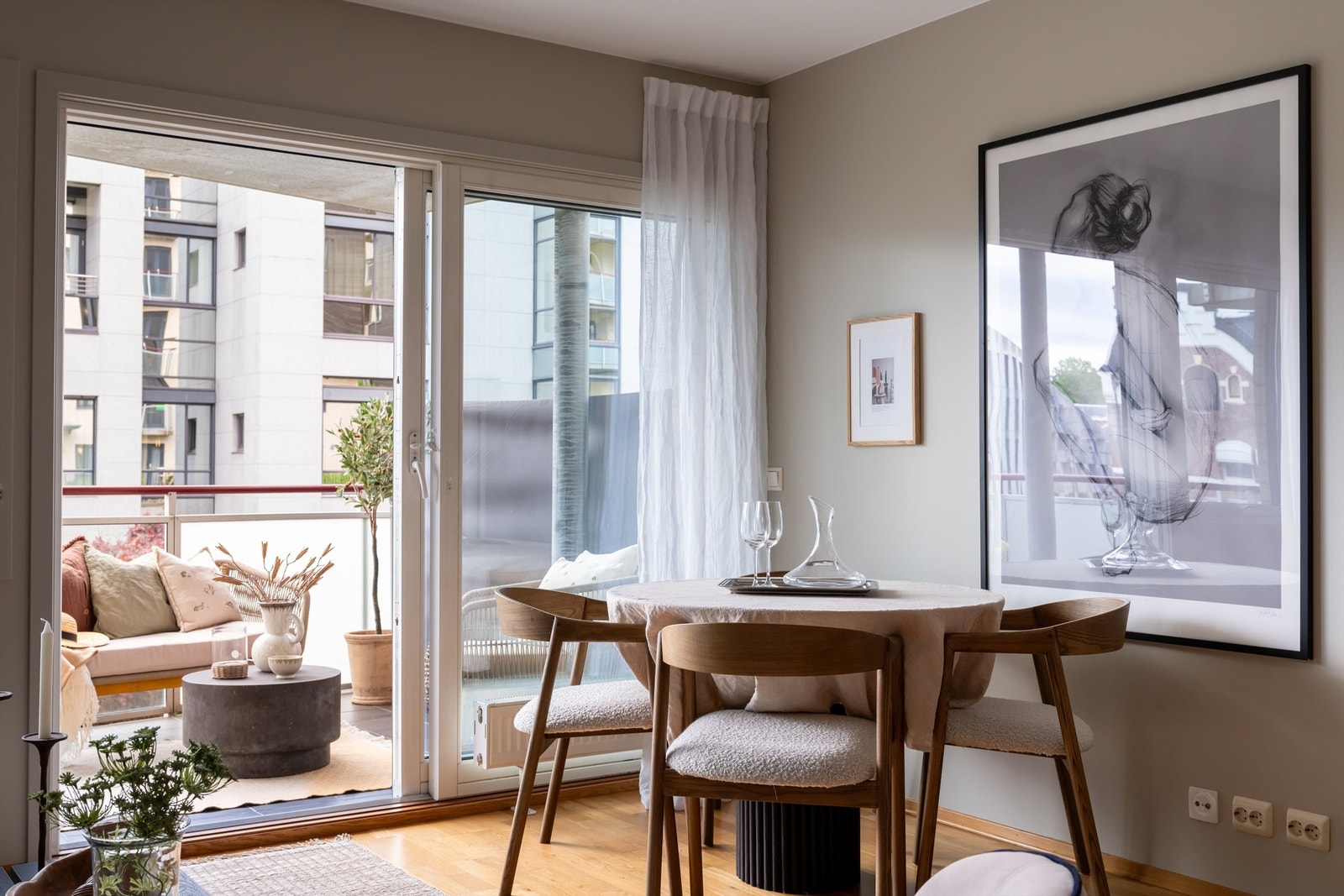 Hyggelig stue med store vindusflater og utgang til balkong Galleribilde