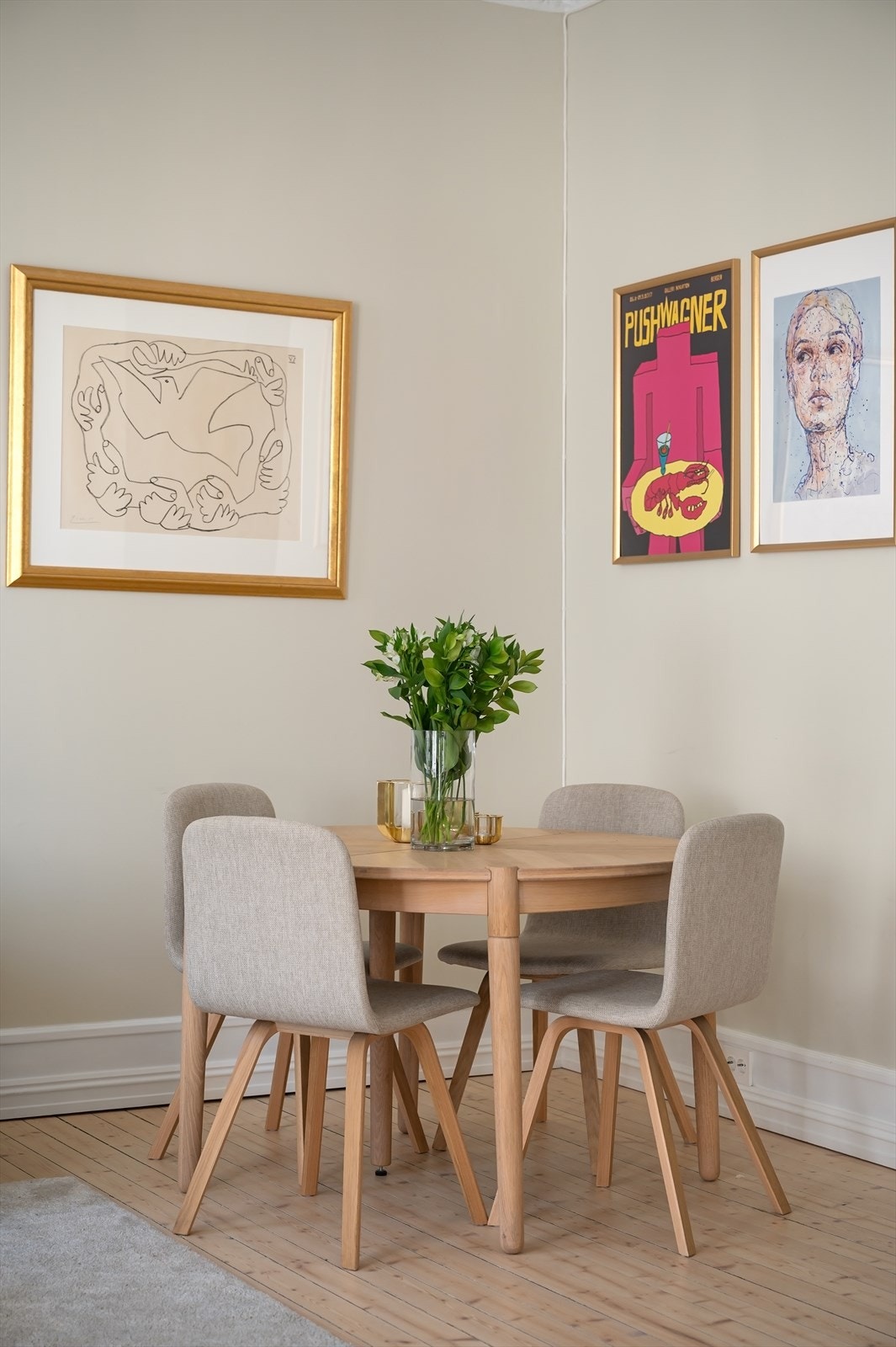 Plass til hyggelig spisebord i stuen. Galleribilde
