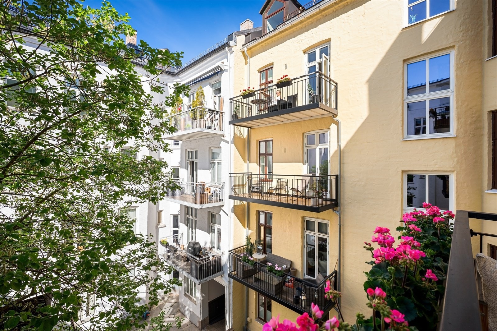 Klassisk arkitektur, stukkatur og rosetter, samt originale tregulv. Leiligheten ble oppusset i 2022, særdeles smakfullt og pent utført. Galleribilde
