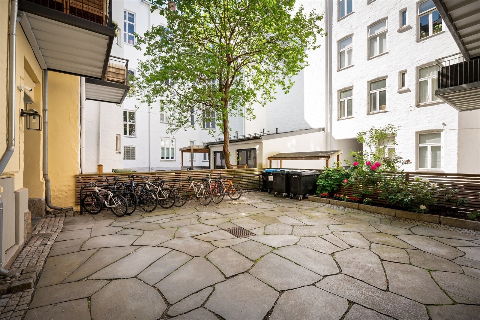 Hyggelig og pent gårdsatrium med sykkelparkering. Galleribilde