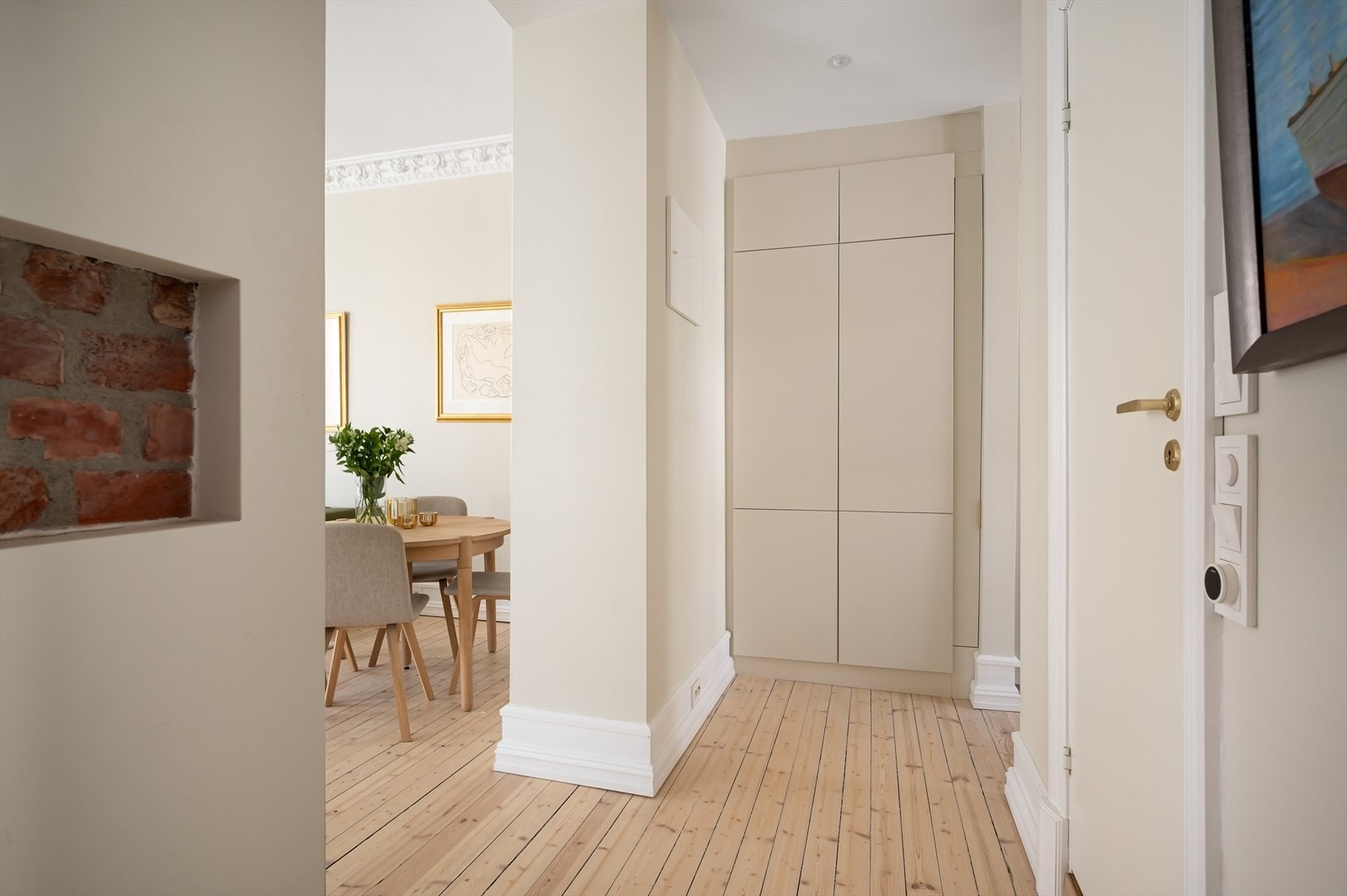 Entre/gang med garderobeskap og inngang til bad/WC, kjøkken og stuen. Galleribilde
