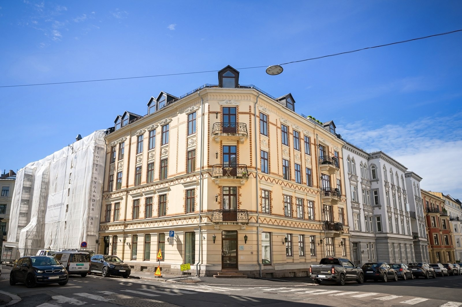 Nydelig klassisk gård fra 1895, beliggende på hjørnet av Gimleveien og Odins gate. Meget attraktivt og hyggelig området på Frogner. Hyggelige restauranter og cafeer i nærheten. Galleribilde