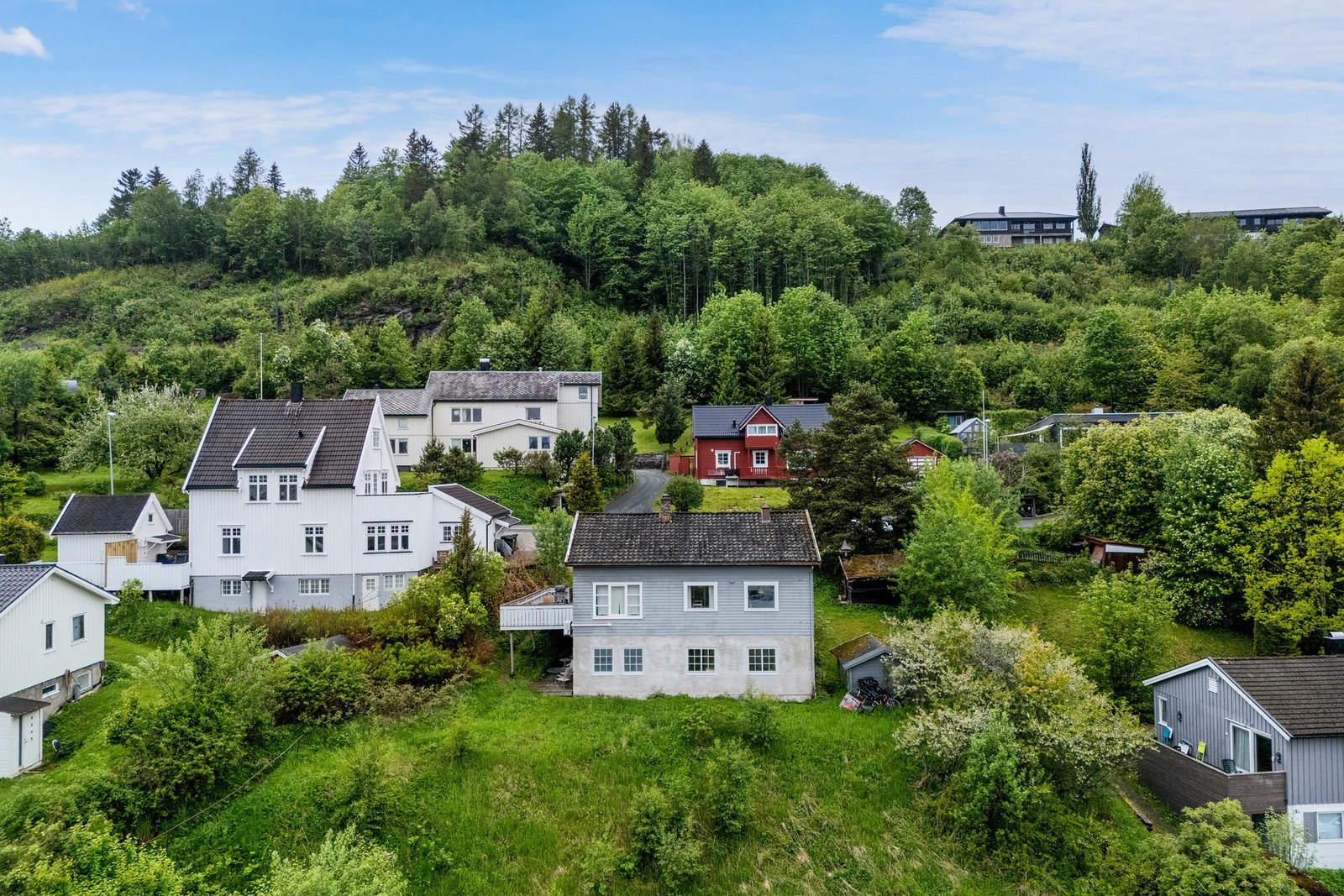 Boligen ligger fint til i terrenget. Galleribilde