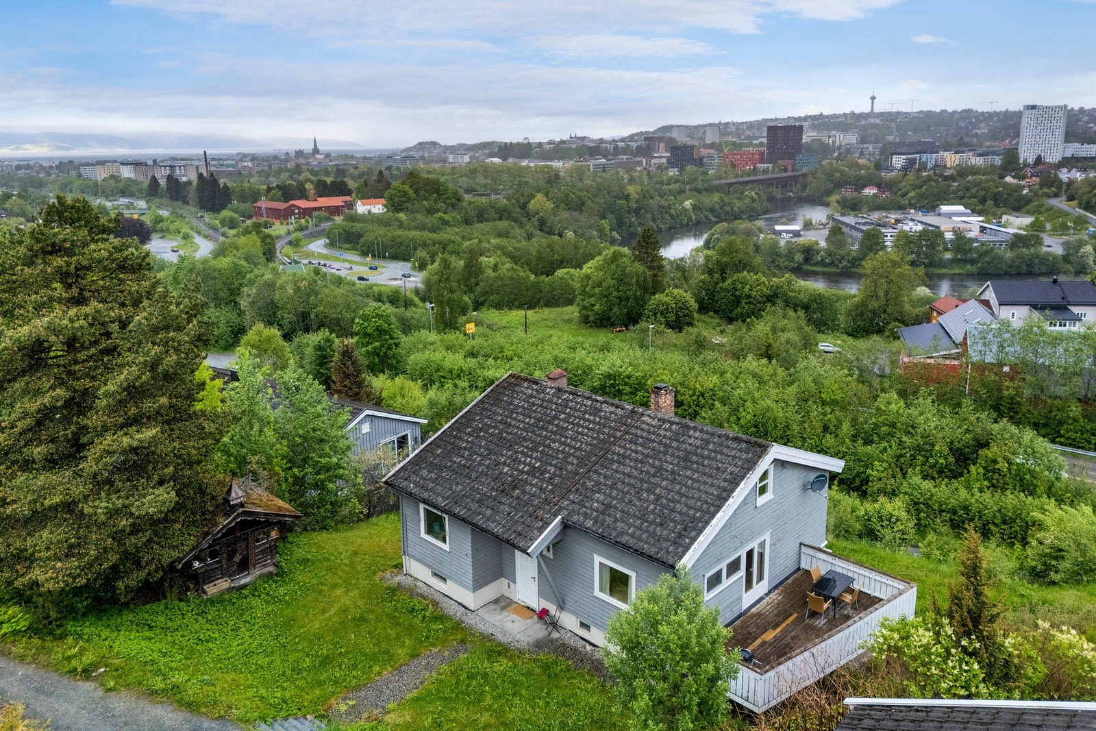 Sørvendt og solrik terrasse. Egen inngang i sokkel gir muligheter for delvis utleie av egen bolig. Galleribilde