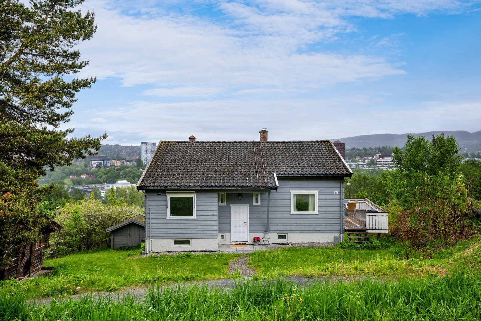 Boligen ligger i frodige omgivelser. Galleribilde