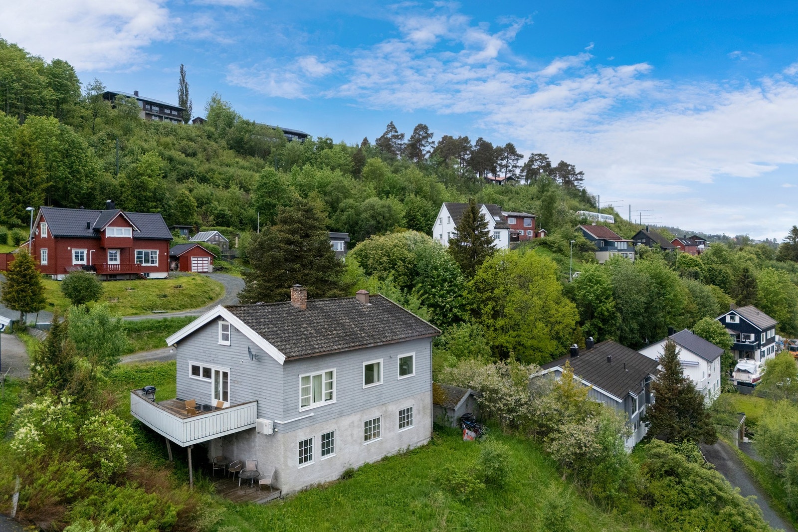 Velkommen til Hoemsvegen 34! En frittliggende enebolig med nydelig utsikt over byen. Galleribilde