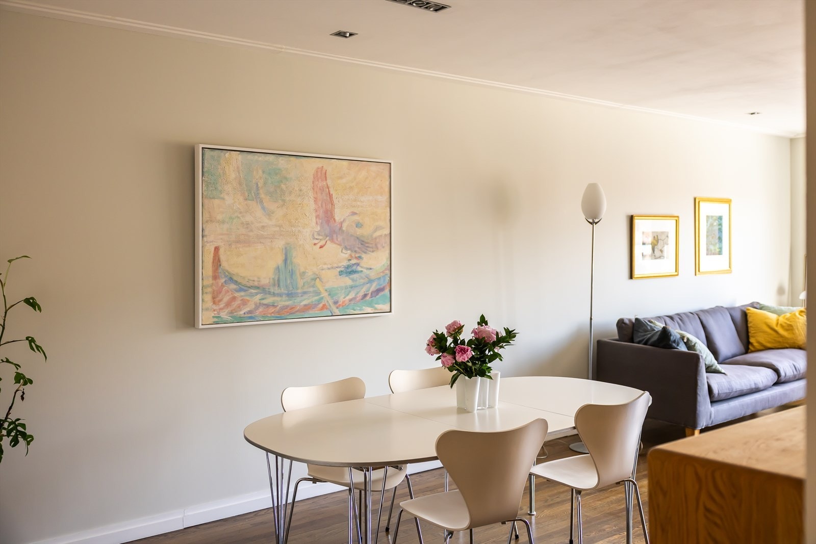 Naturlig plass til spisebord, perfekt til hyggelige måltider og sammenkomster. Galleribilde