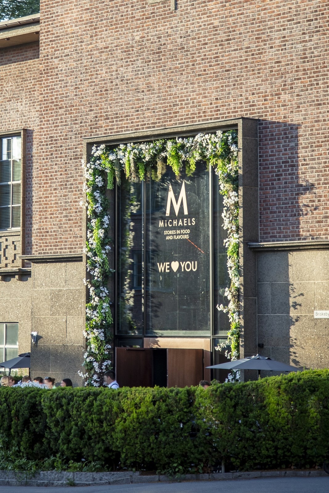 Michaels er en populær bydelsrestaurant kjent for middelhavsinspirerte retter, livlig atmosfære og sosiale kvelder. Galleribilde