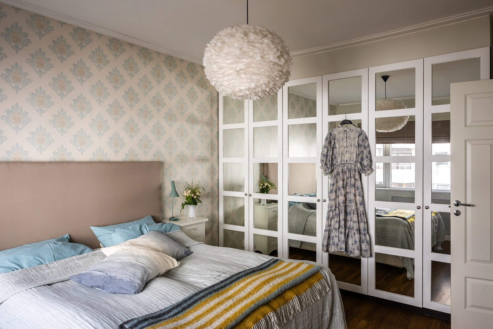 Rikelig med oppbevaringsplass i større vegg-til-vegg garderobe. Galleribilde