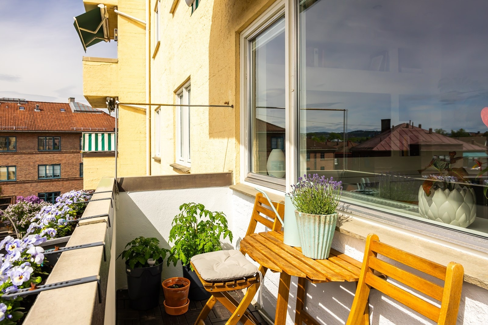 Balkongen rommer fint en mindre sittegruppe. Det er også montert markise på terrassen Galleribilde