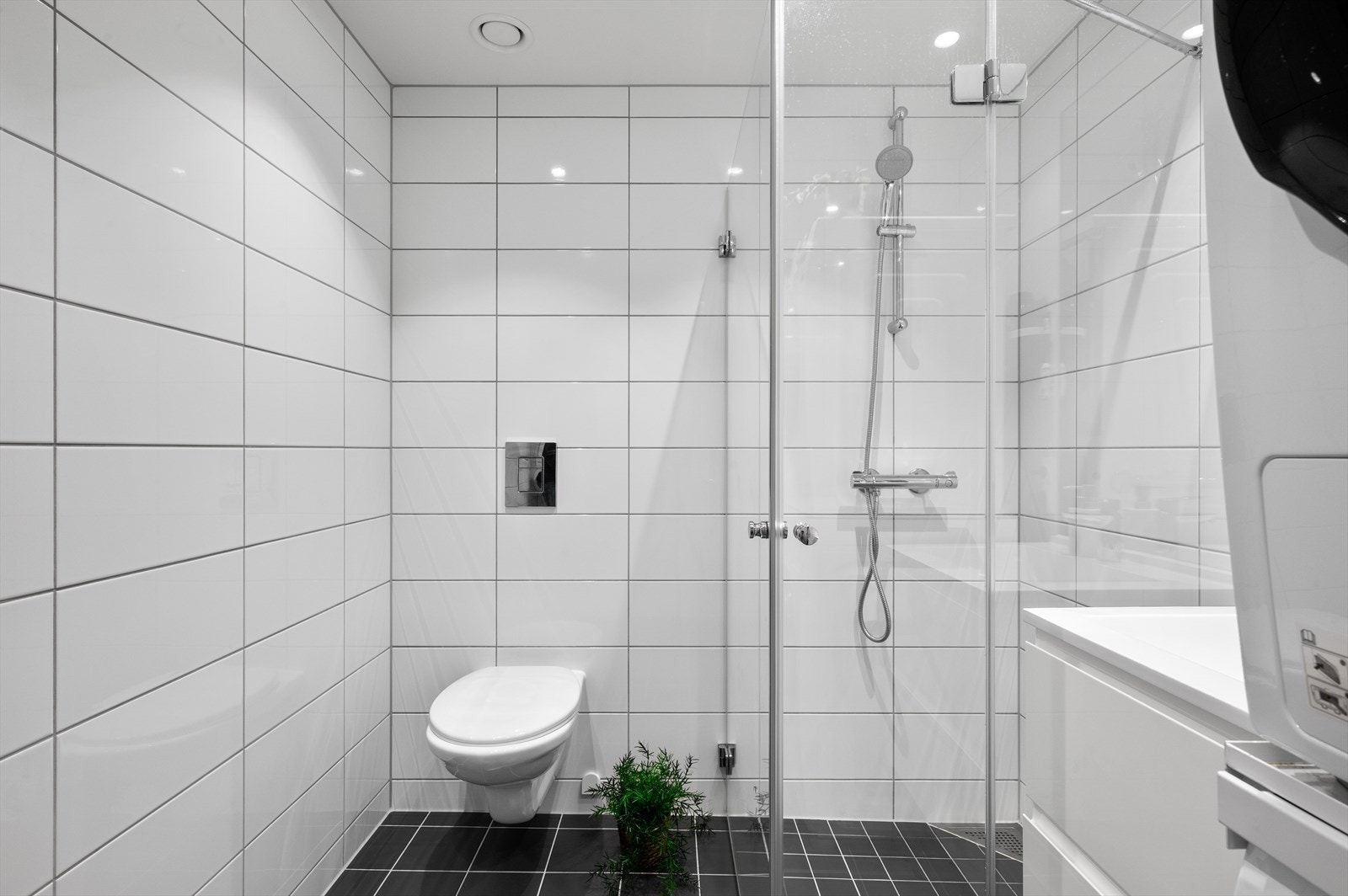 - Pent, helfliset bad som måler 4,3 m² - Galleribilde