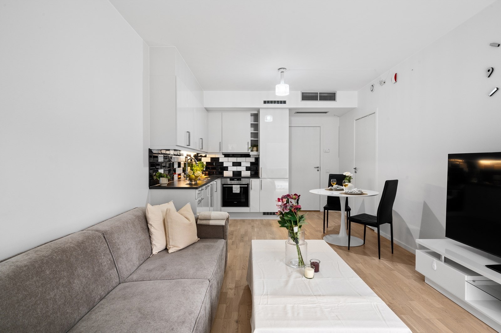 - Den åpne stue- og kjøkkenløsningen måler 20,8 m² og har god plass til sofa og spisebord i hver sin sone - Galleribilde