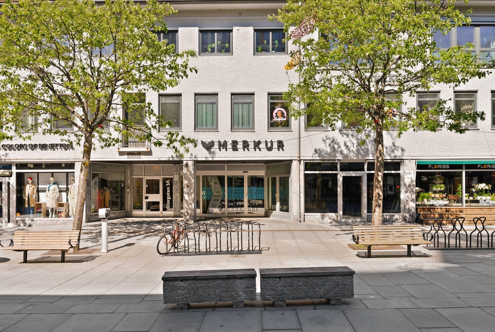Dagligvarehandelen gjøres enkelt hos Rema 1000, som ligger i første etasje av bygget. Galleribilde