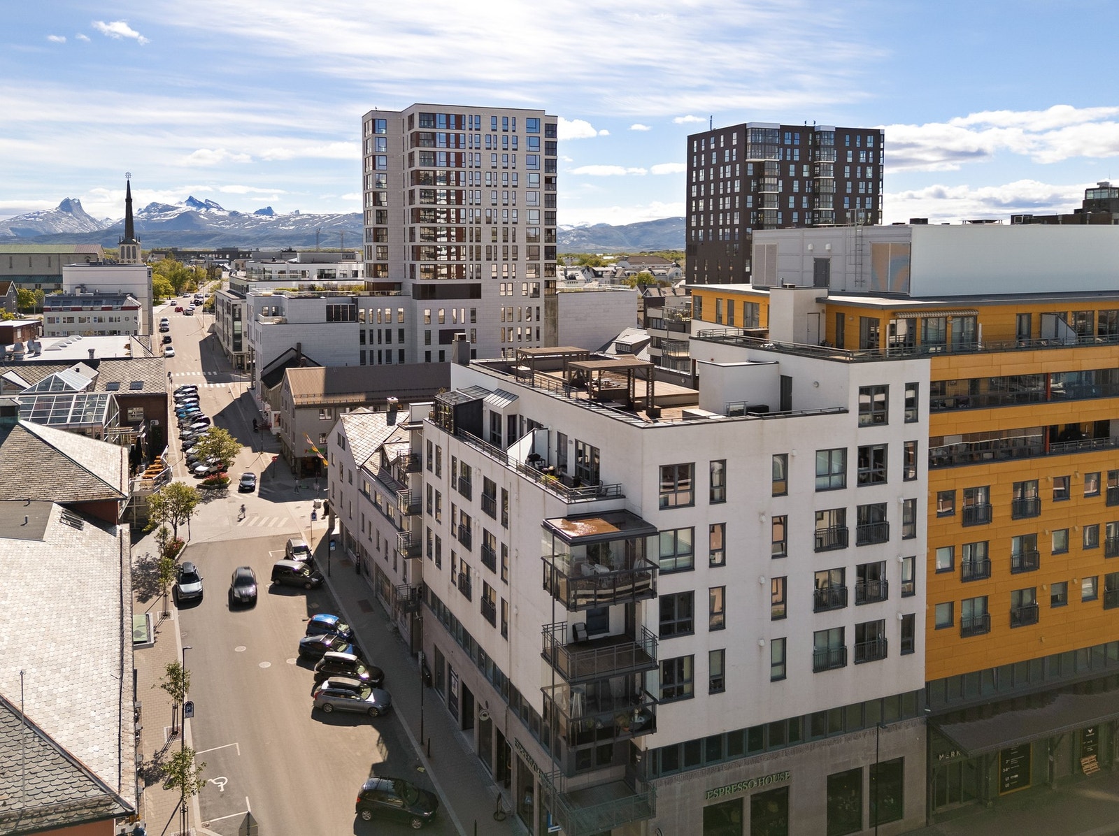 Fra leiligheten og fellesarealene er det utsikt over Bodø sentrum og fjellene. Galleribilde