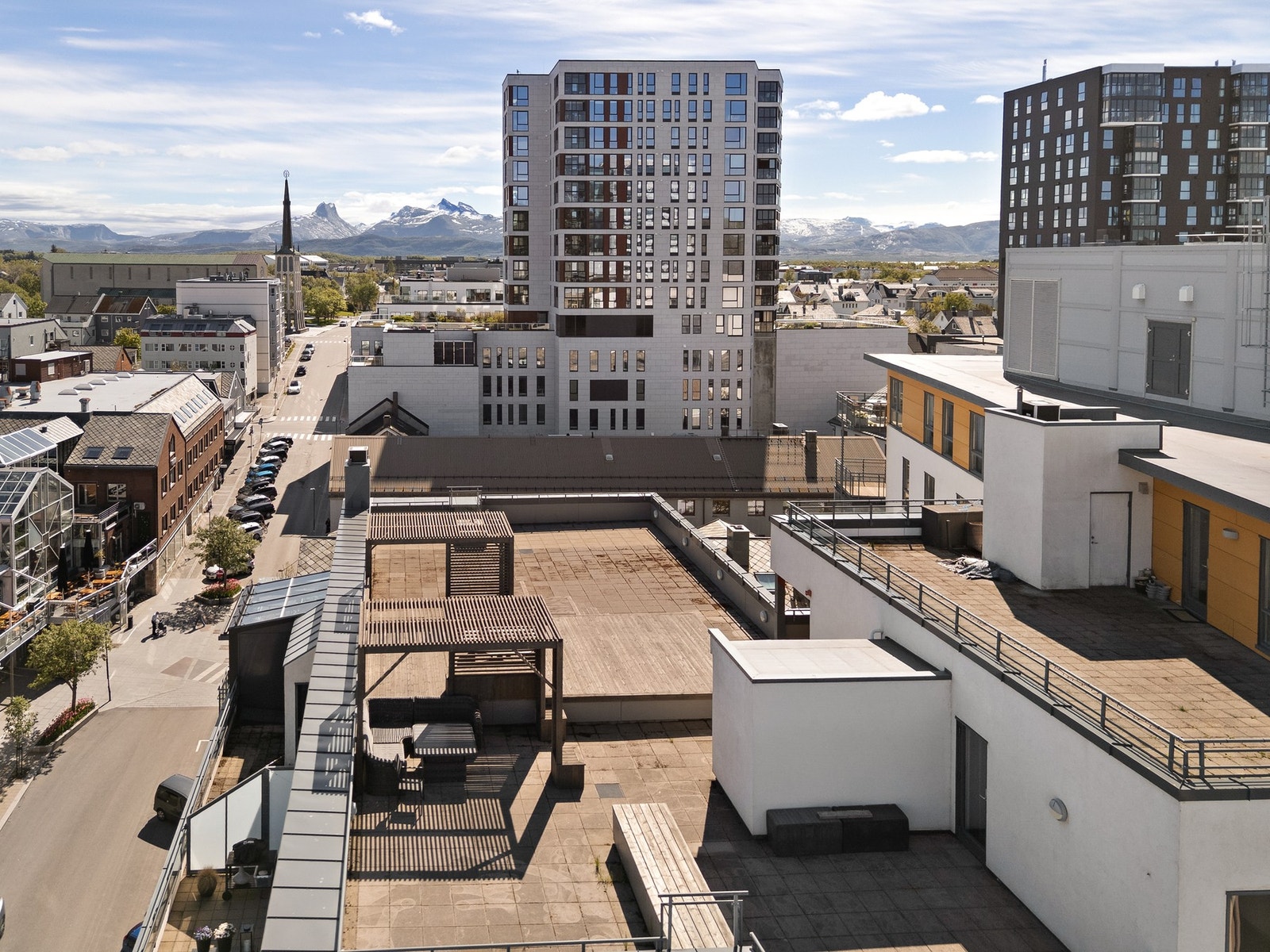 Den felles takterrassen er pent opparbeidet med plass til sittegrupper. Galleribilde