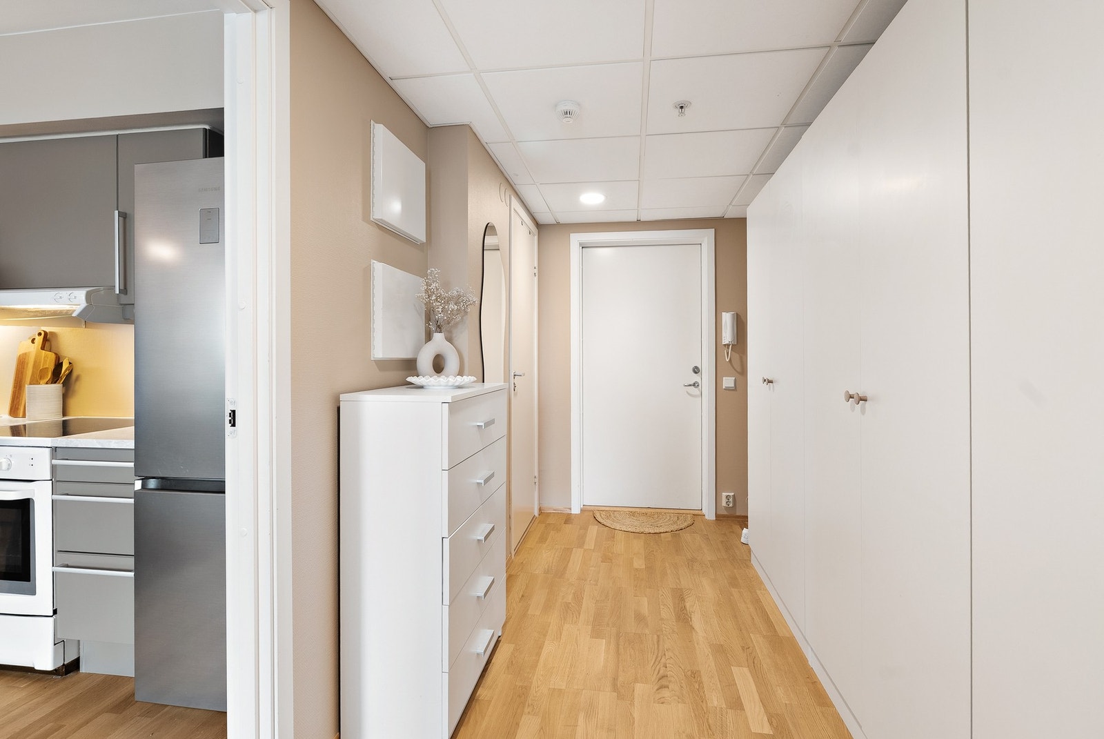 Velkommen inn! Gangen har plass til yttertøy og sko. Sikringsskapet med automatsikringer er plassert her. Galleribilde