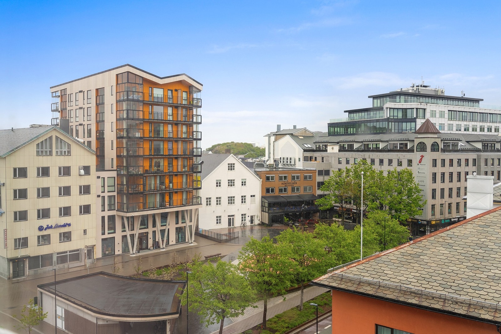 Utsikt fra leiligheten mot byens tak og gateliv. Galleribilde