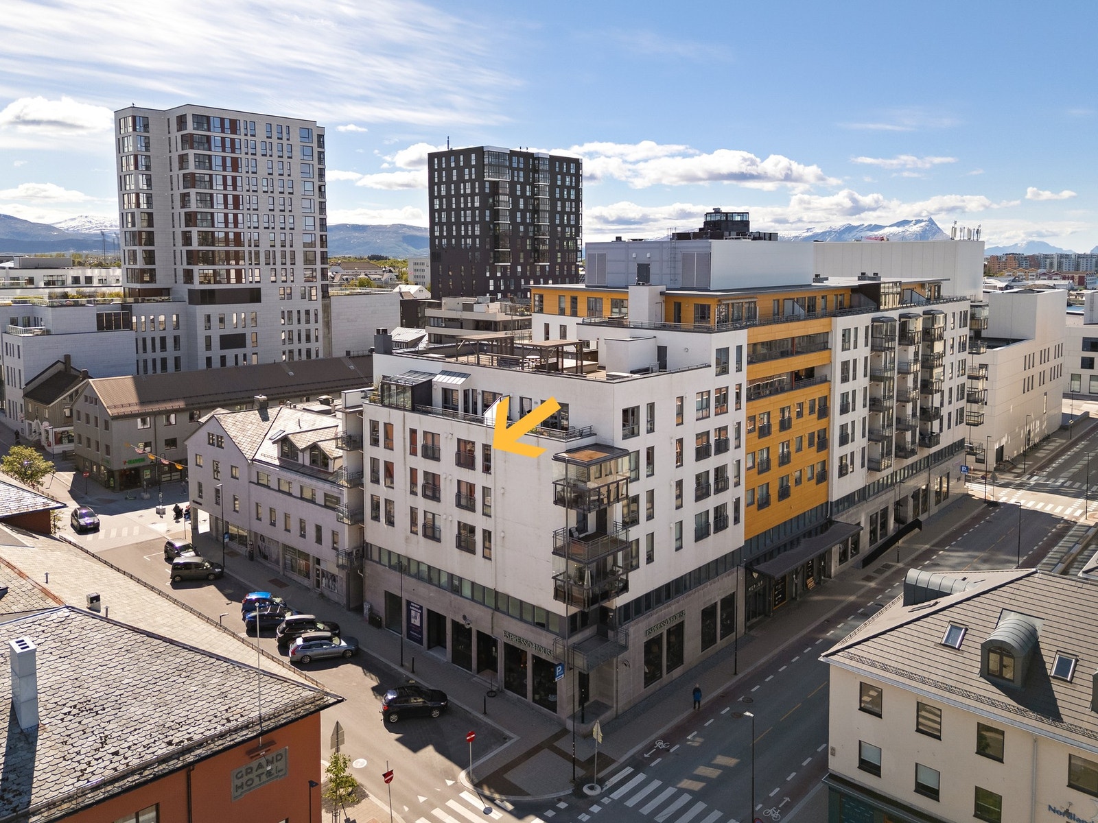 Leiligheten ligger i 5. etasje i Sjøgata 6, et boligbygg fra 2007. Bygget har heis, og beboerne har tilgang til en felles takterrasse i 7. etasje. Galleribilde