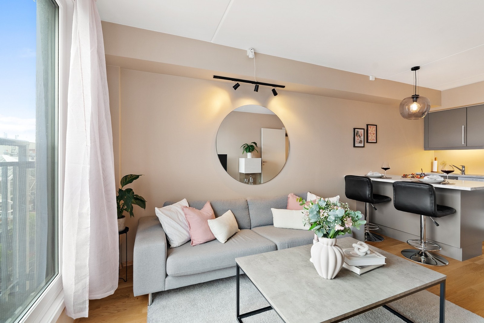 Stuen har plass til en sofagruppe og har skyvedør i tre ut til balkong. Galleribilde