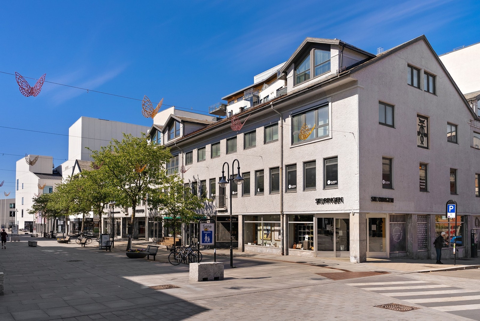 Kjøpesentrene Koch og Glasshuset ligger kun få minutters gange unna. Galleribilde