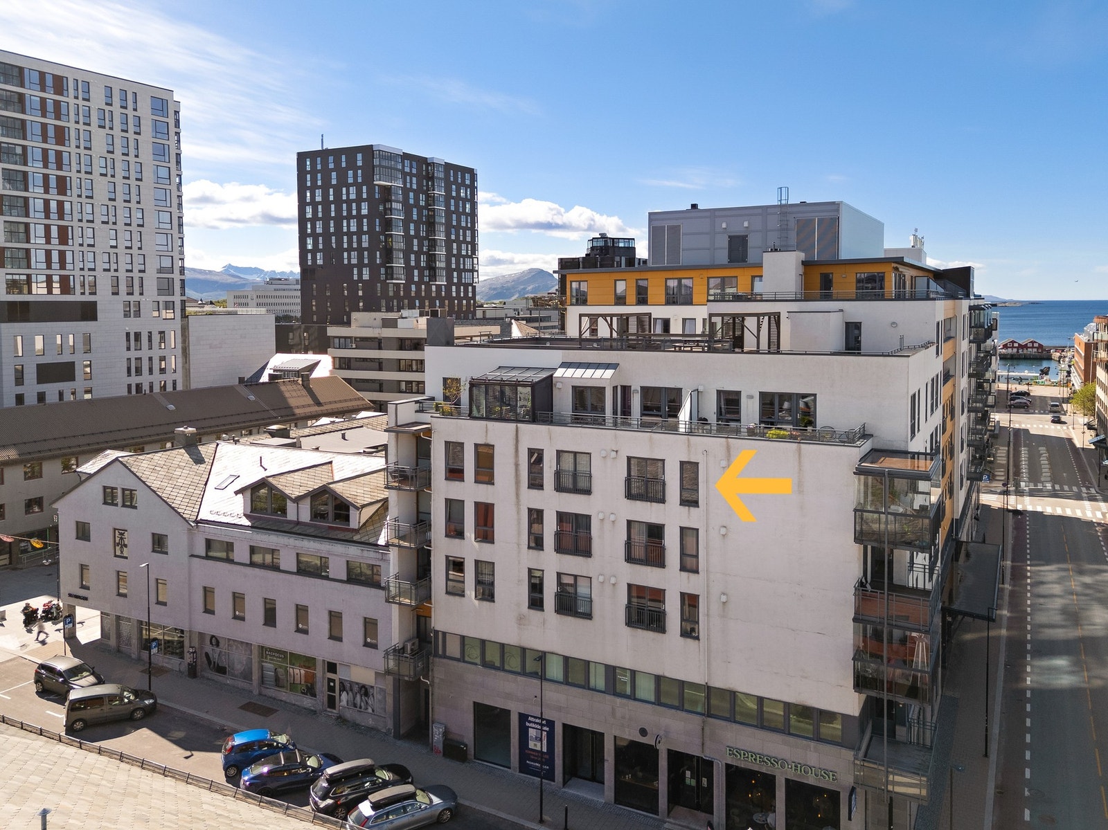 Med beliggenhet midt i Bodø sentrum har du umiddelbar nærhet til byens fasiliteter og sjøfronten. Galleribilde