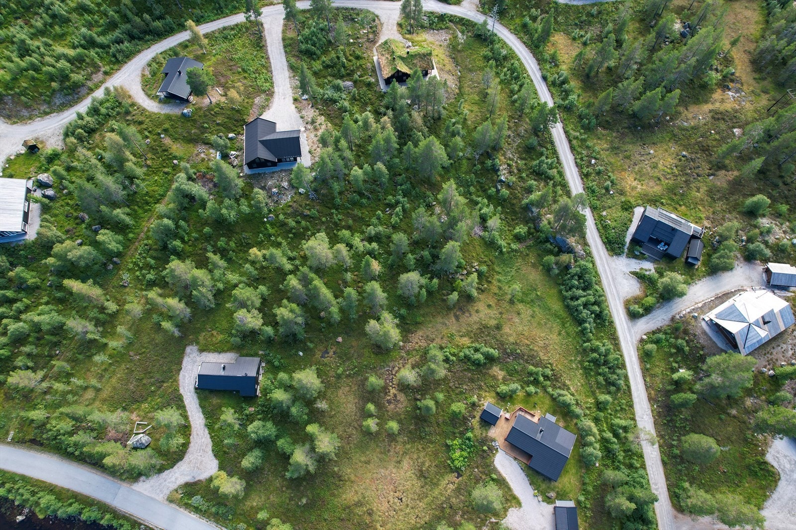 Vann, kloakk, strømkabel og fiber rør ligger inn på tomtegrensen der veien kommer inn. Galleribilde