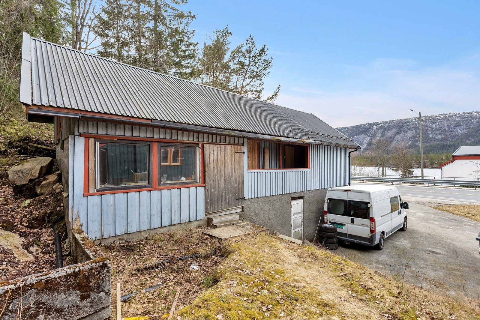 Garasje med overetasje som trenger en oppfriskning Galleribilde