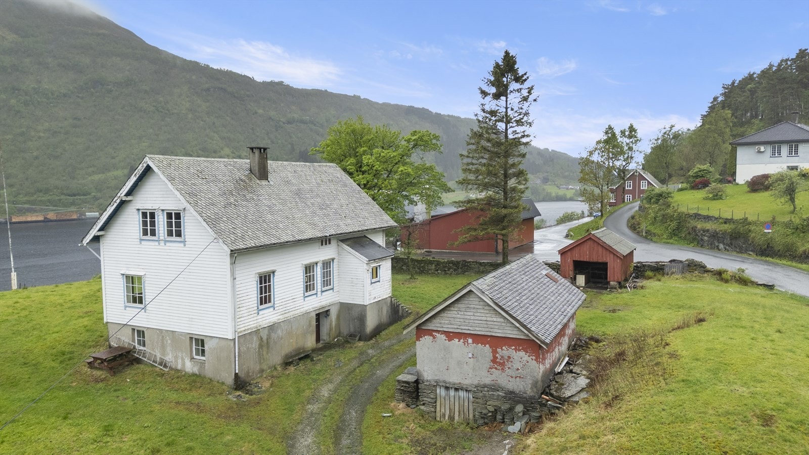 Våningshuset er opprinneleg oppført på tidleg 1900-tallet og har gjennomgåande eldre enkel standard - på tunet er det også eit uthus og garasje Galleribilde