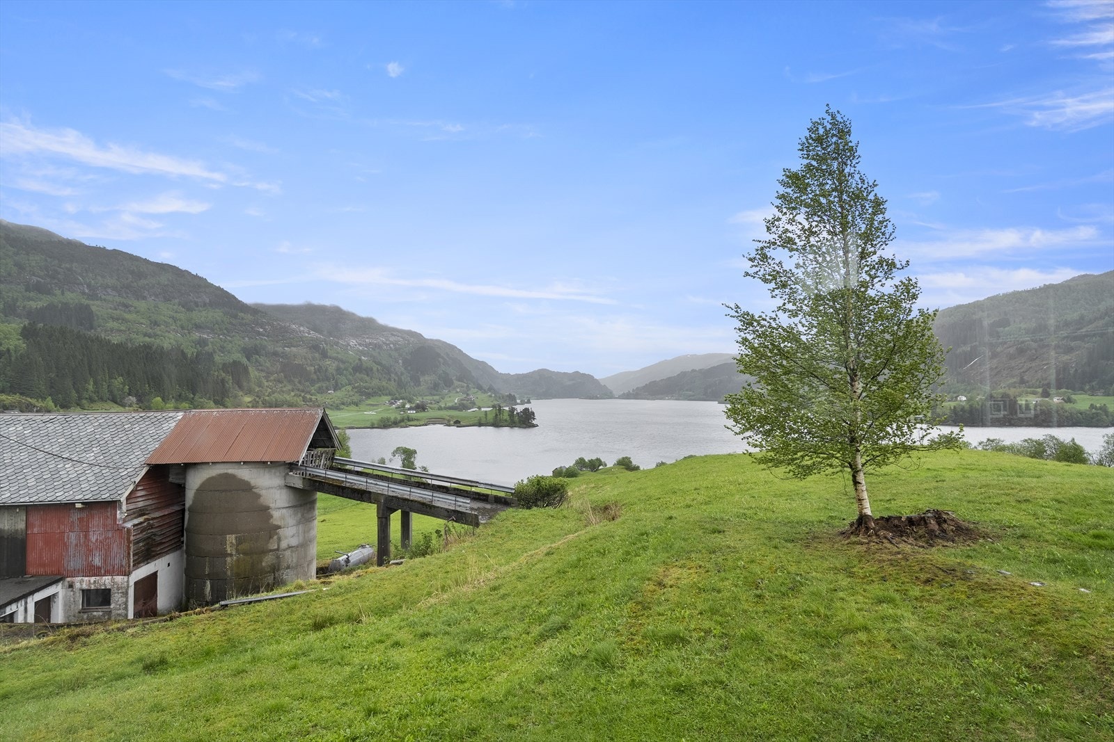 Frå bustadhuset er det flott utsikt innover Dalsfjorden Galleribilde