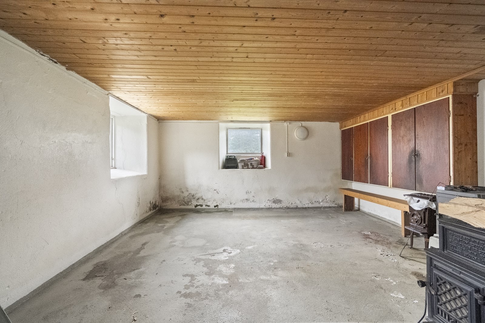 Rom i kjellaren med betonggolv og murpussa veggar. Galleribilde